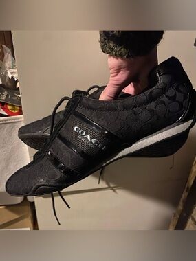 (NWOB) COACH- Sneakers w/ teal logo on side 👟 ✨